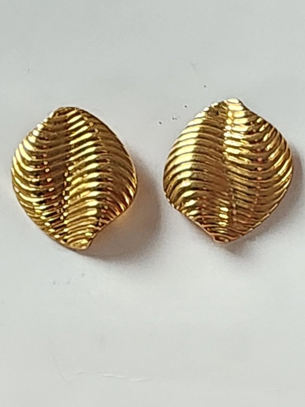 Vintage Gold Tone Ribbed Shell Stud Earrings